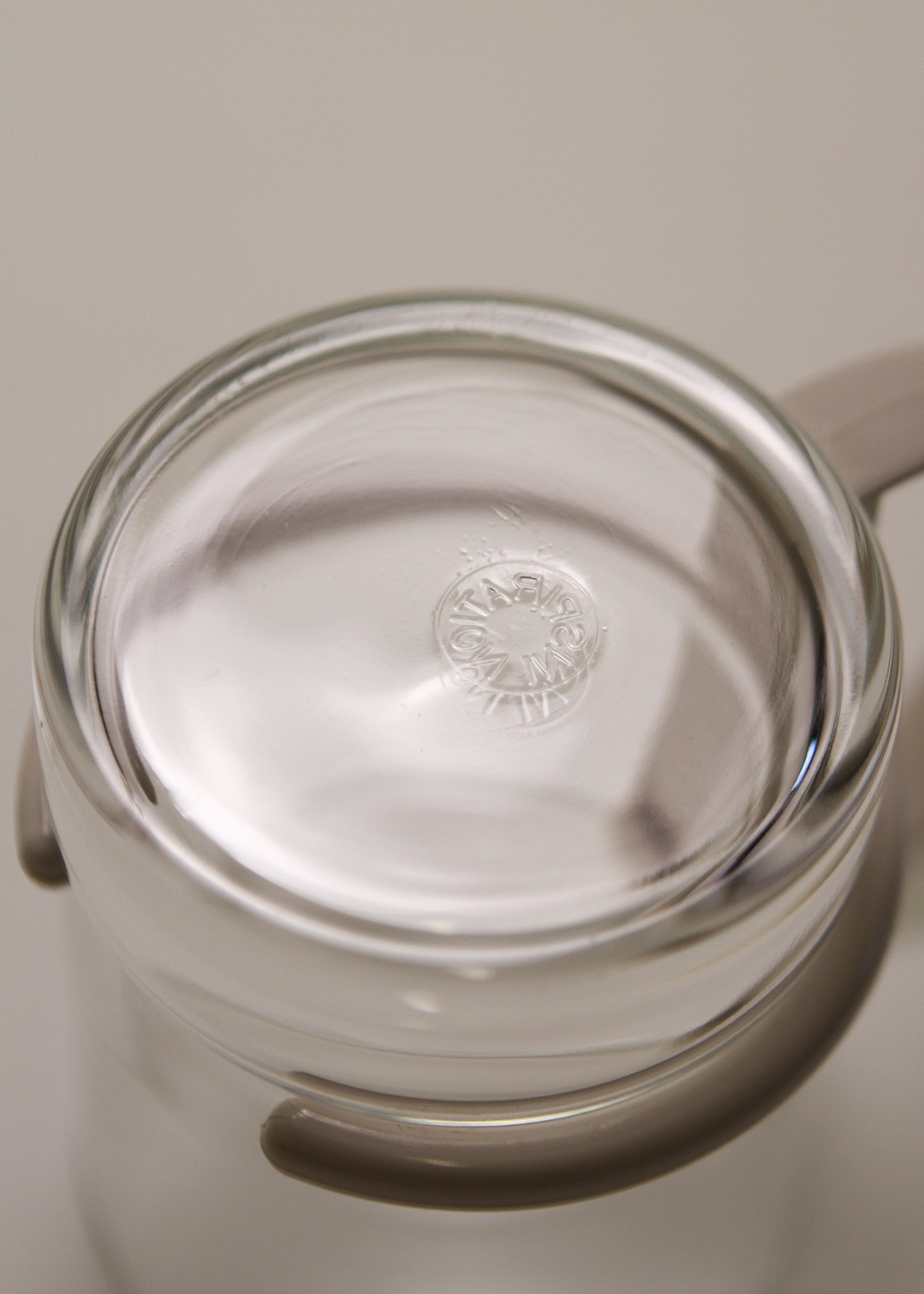 Set of three clear 1980s post modern glass mugs by inspiration made in italy vintage glassware featuring sculptural D-shaped black plastic handles, ideal for coffee or tea, minimalist silhouette. Available at In Corso, the curated marketplace for vintage furniture and objects at incorsostudio.com