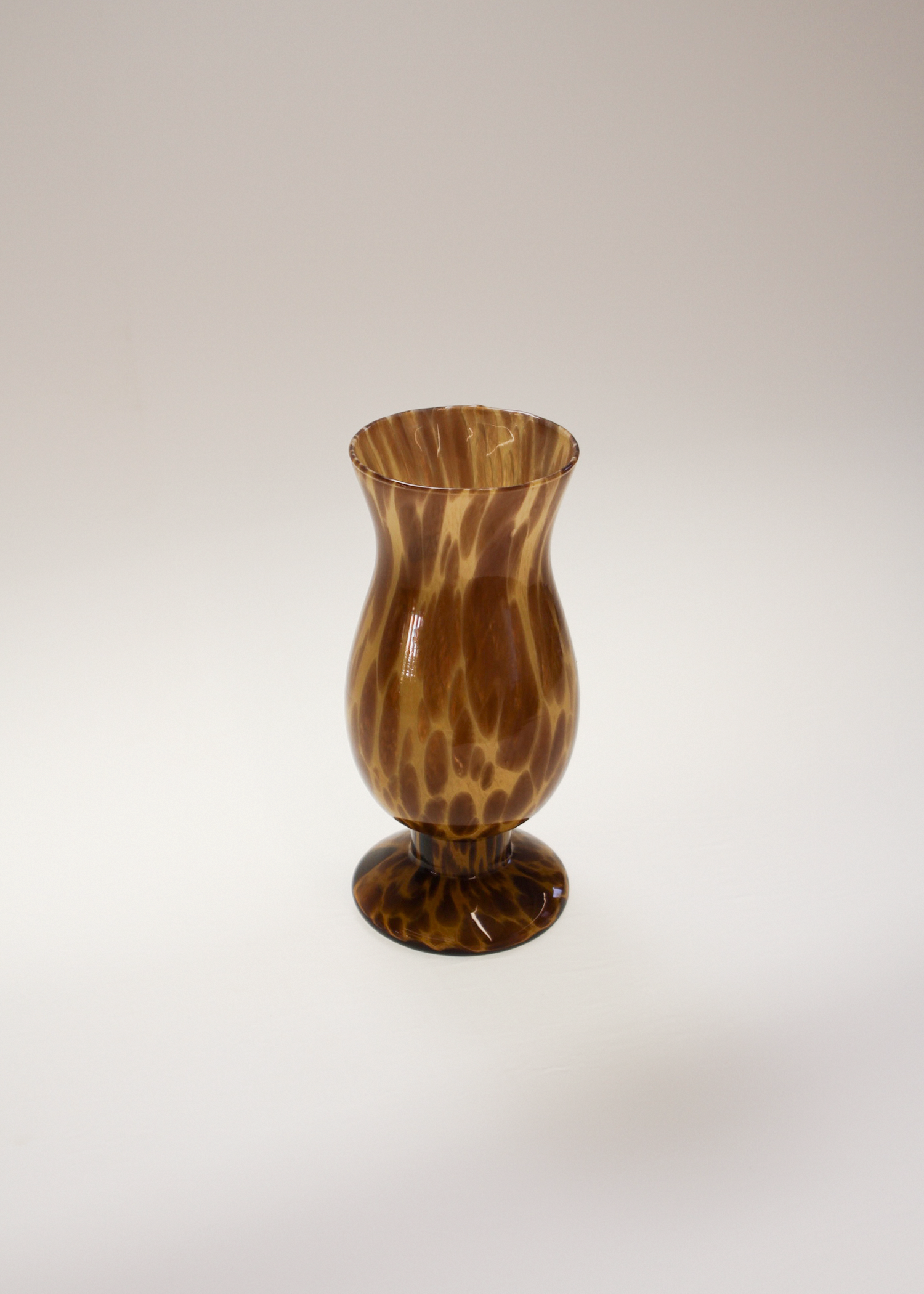 12-inch tall tortoise-shell Murano glass vase from Maestri Vetrai in Italy, pristine unused condition, showcased at In Corso, the curated marketplace for vintage furniture and objets at incorsostudio.com.