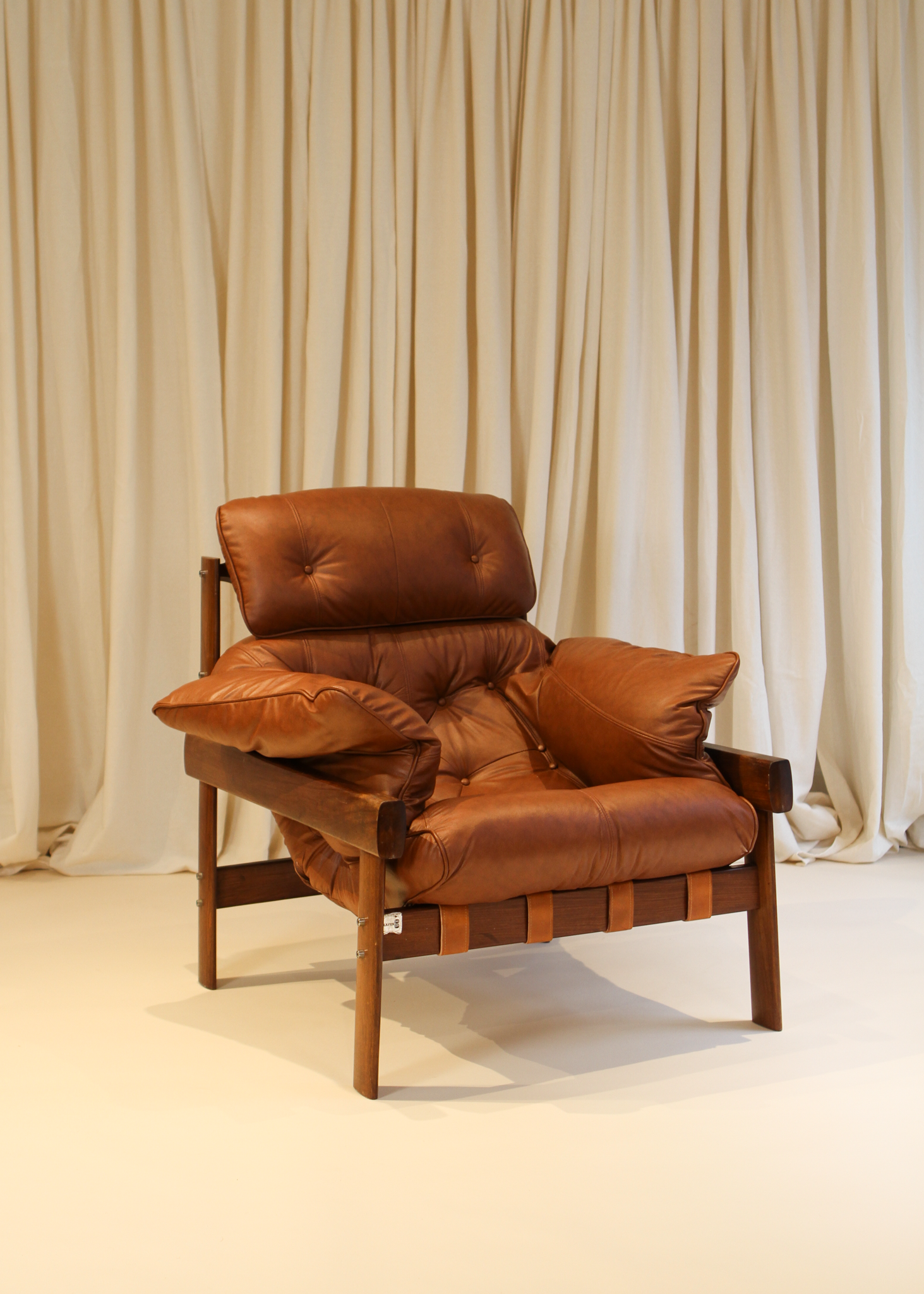 MP41 Leather Rosewood Lounge Chair