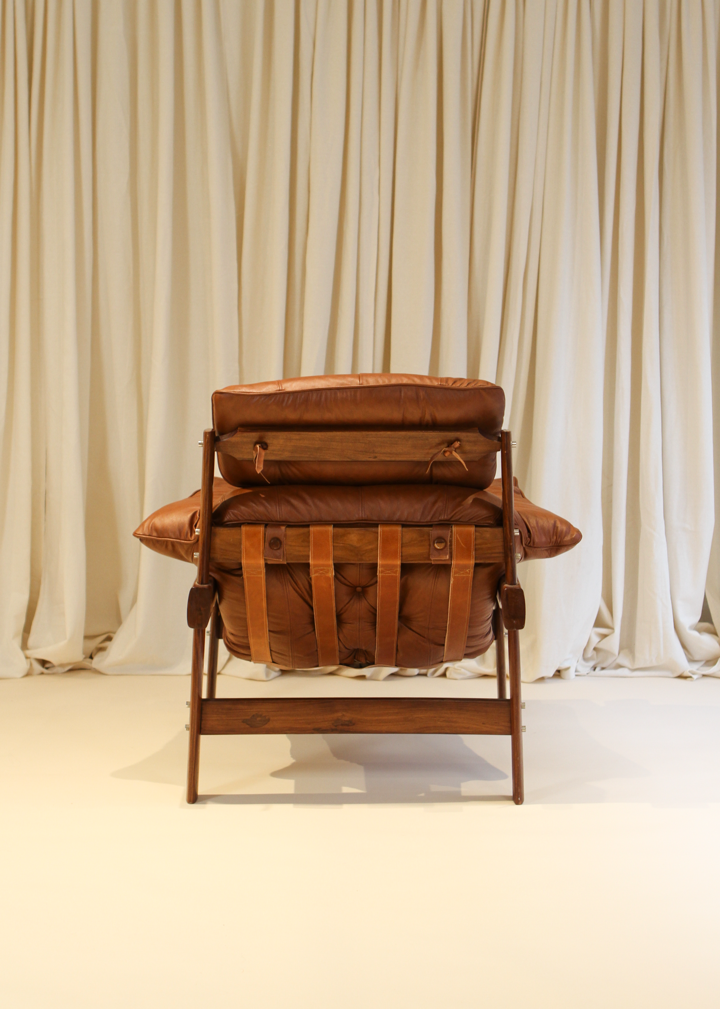 MP41 Leather Rosewood Lounge Chair