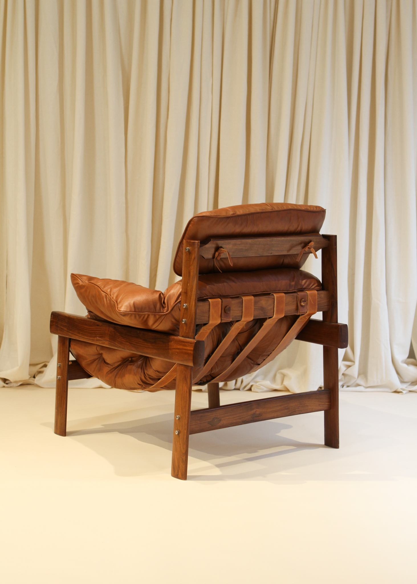 MP41 Leather Rosewood Lounge Chair