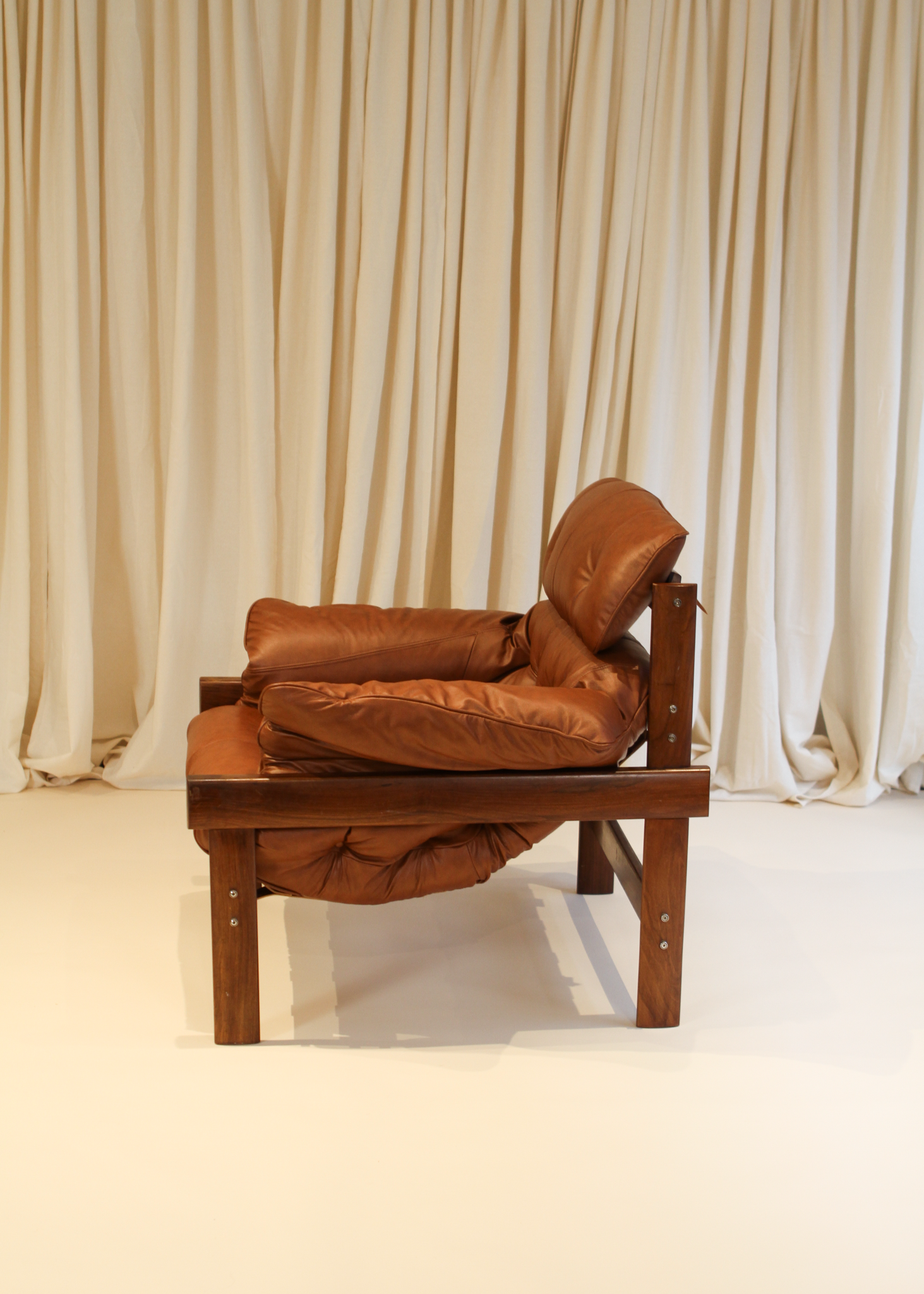 MP41 Leather Rosewood Lounge Chair