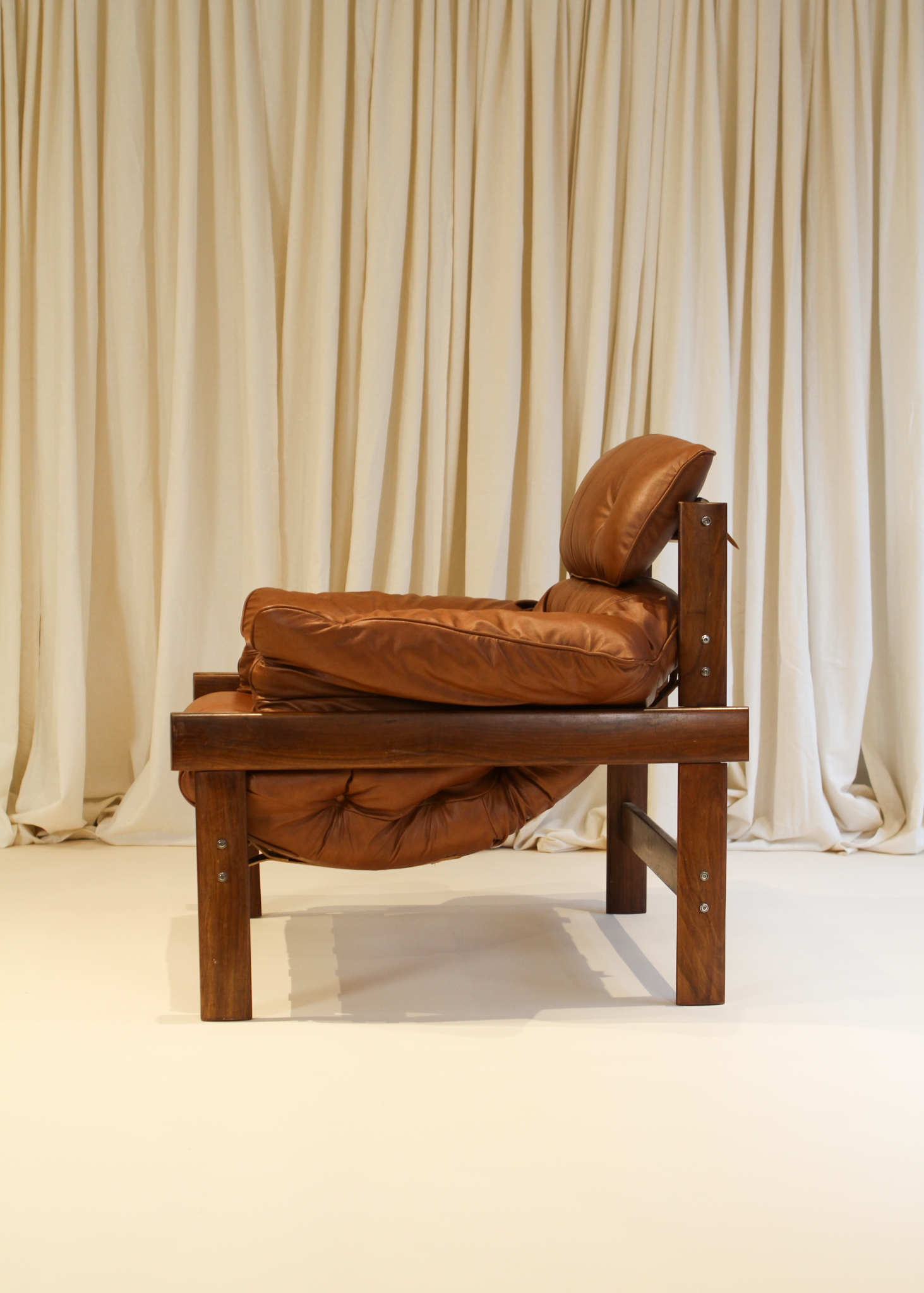 MP41 Leather Rosewood Lounge Chair