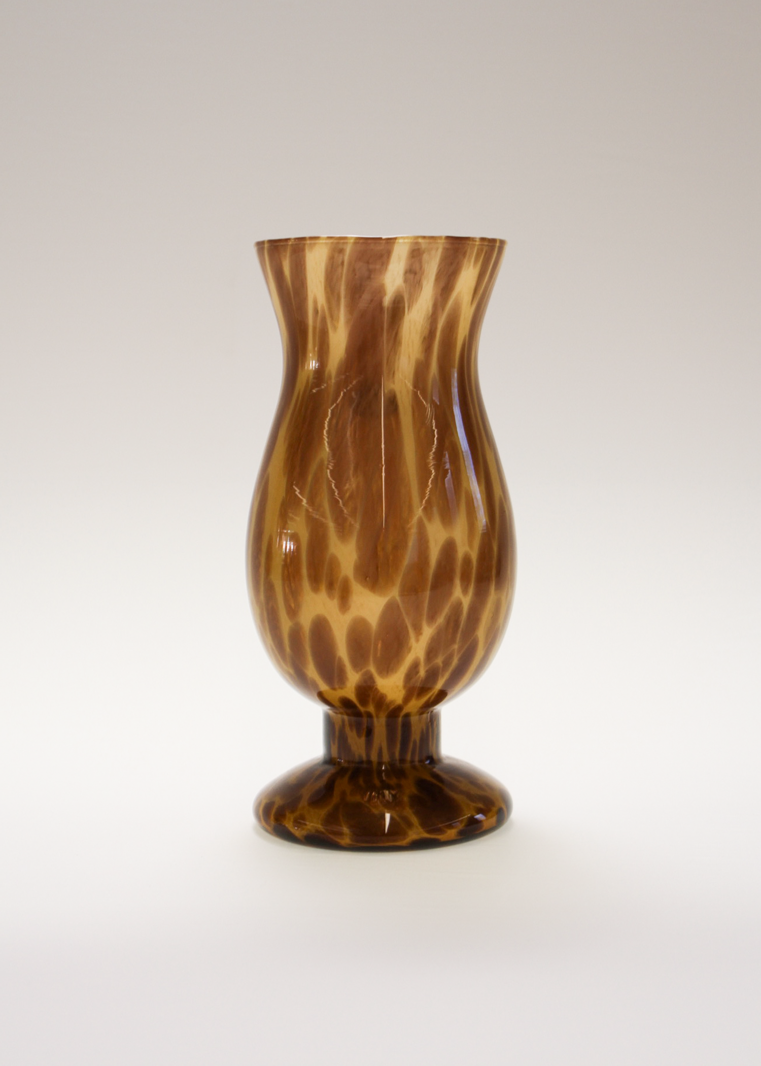 12-inch tall tortoise-shell Murano glass vase from Maestri Vetrai in Italy, pristine unused condition, showcased at In Corso, the curated marketplace for vintage furniture and objets at incorsostudio.com.