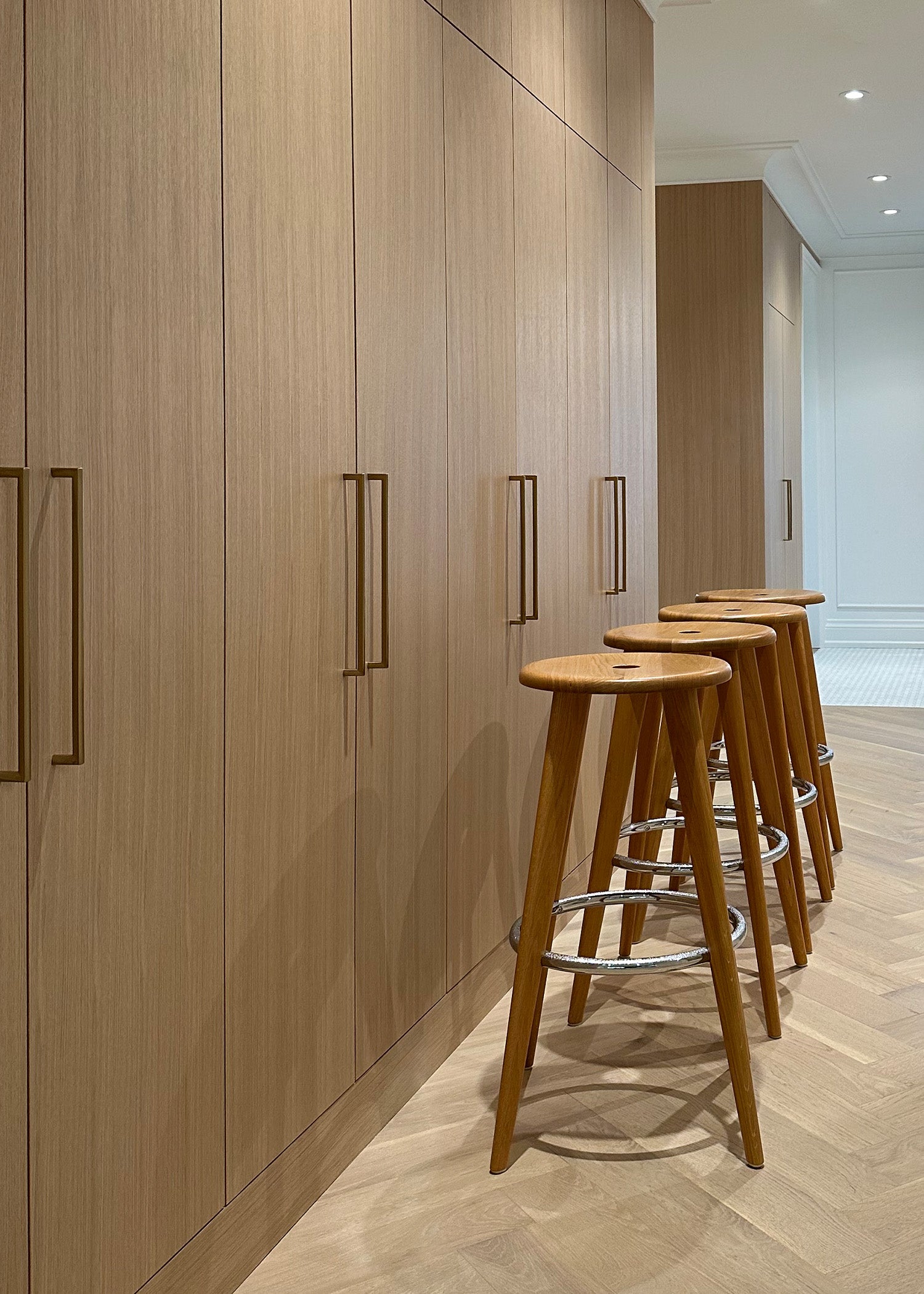 Vitra/Tabouret Haut　ダークオーク Tabouret Haut | Official Vitra® Website UN