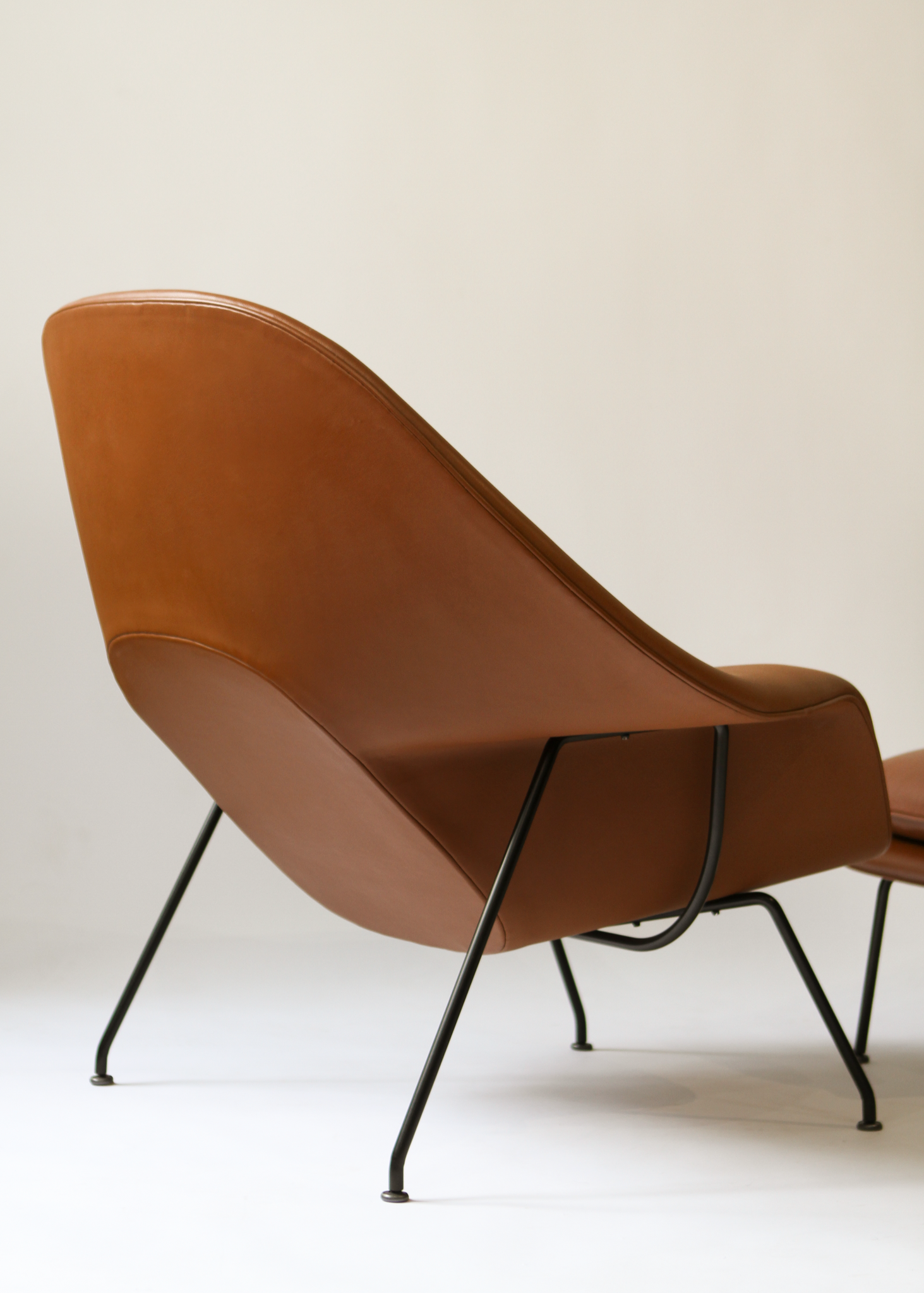Womb Chair in Tobacco Volo leather by Eero Saarinen for Knoll. Contemporary manufacture of 1948 design. Available at incorsostudio.com, a vintage furniture platform in Toronto.