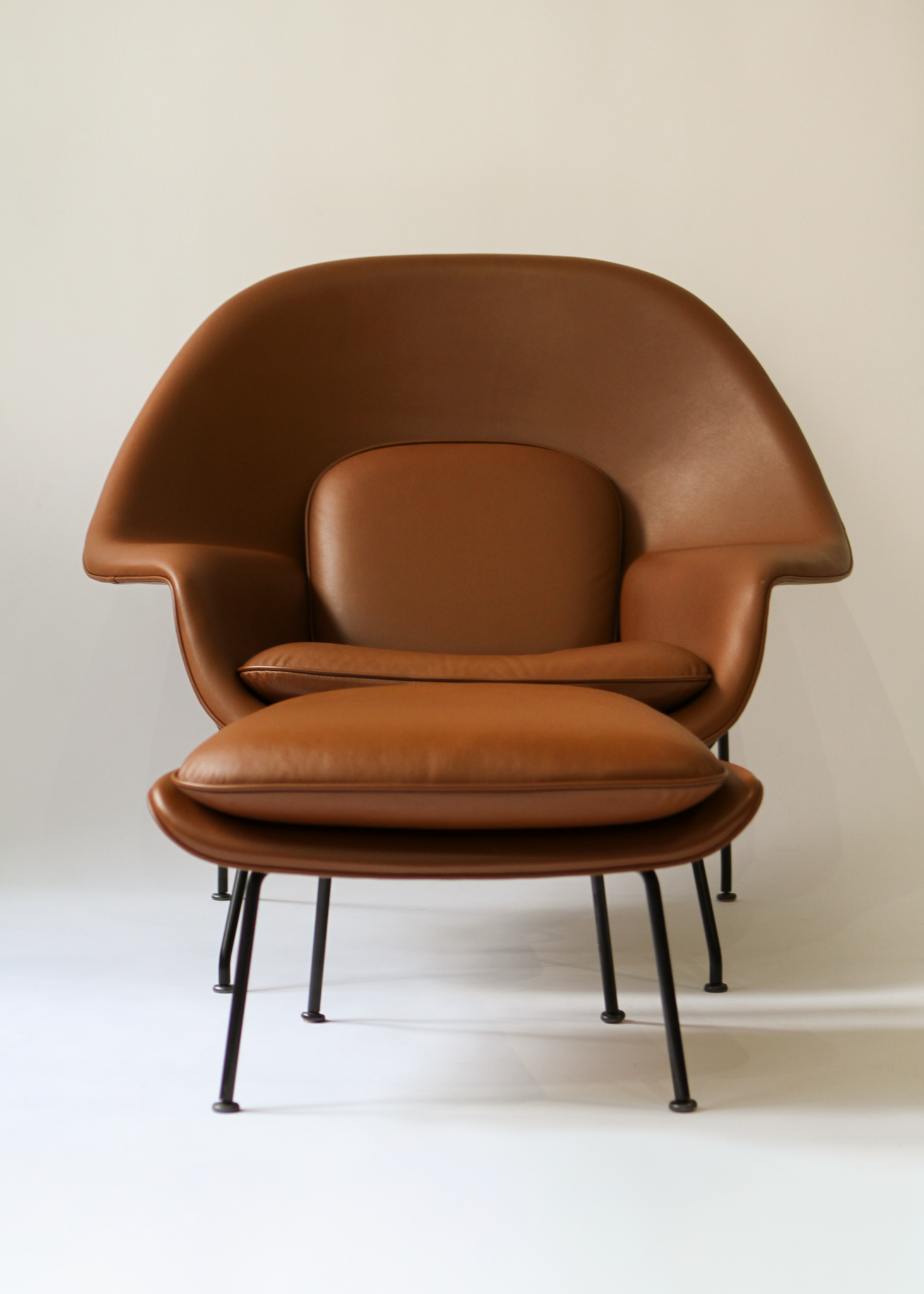Womb Chair in Tobacco Volo leather by Eero Saarinen for Knoll. Contemporary manufacture of 1948 design. Available at incorsostudio.com, a vintage furniture platform in Toronto.