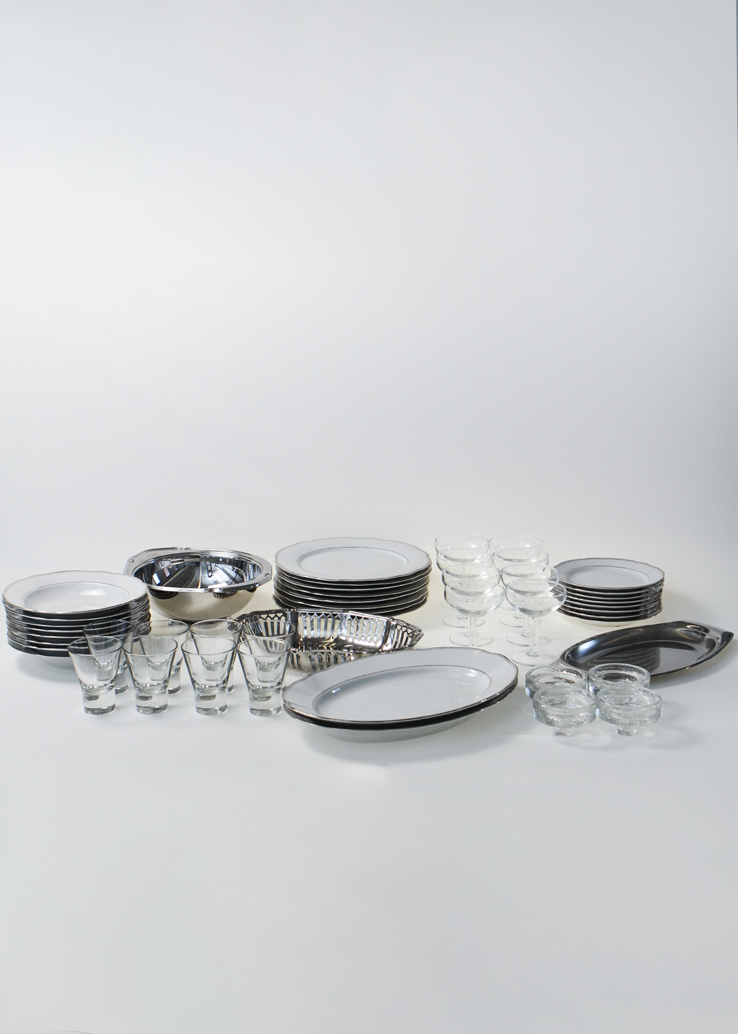 (8) Vintage Hosting Set - Silver and white